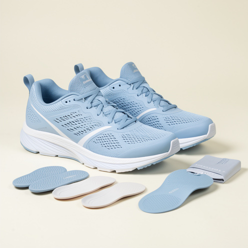 Paire de chaussures de course modernes bleues et blanches présentées avec des accessoires illustrant leurs caractéristiques, leurs tailles et les conseils de choix.