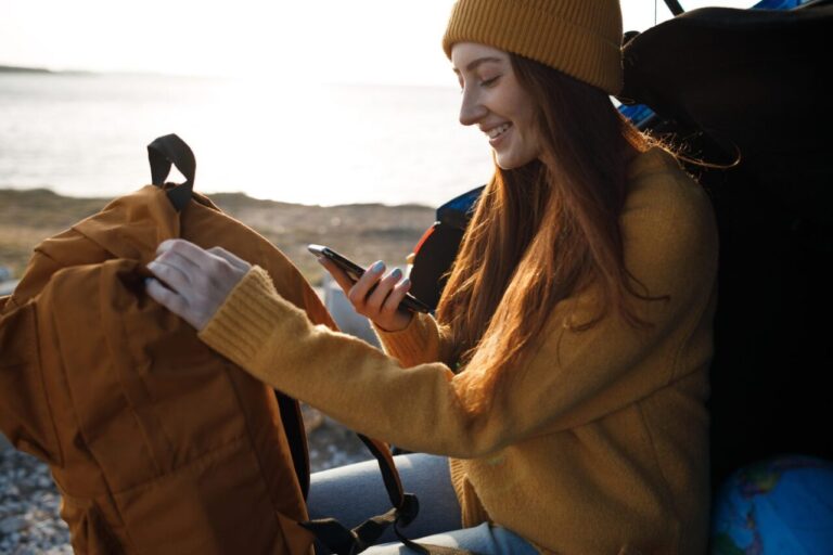 Voyageur consultant une offre eSIM sur son smartphone avant de partir.